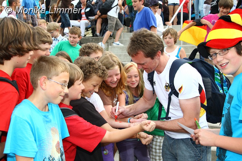Alexander Resch in der Menge der Realschüler.JPG